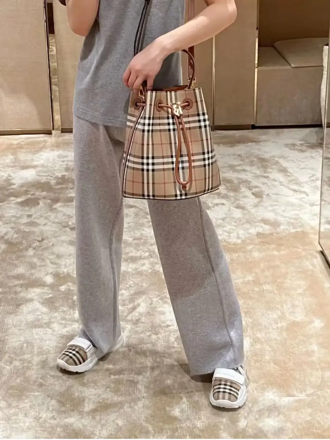 버버리 스몰 TB 버킷 백 숄더백 80739481 상세 이미지