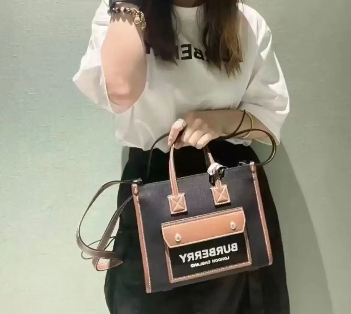 버버리 투톤 캔버스 레더 미니 프레야 토트 80557491 상세 이미지