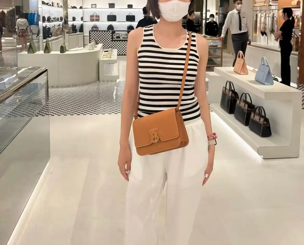 버버리 그레이니 레더 스몰 TB 백 80491251 상세 이미지