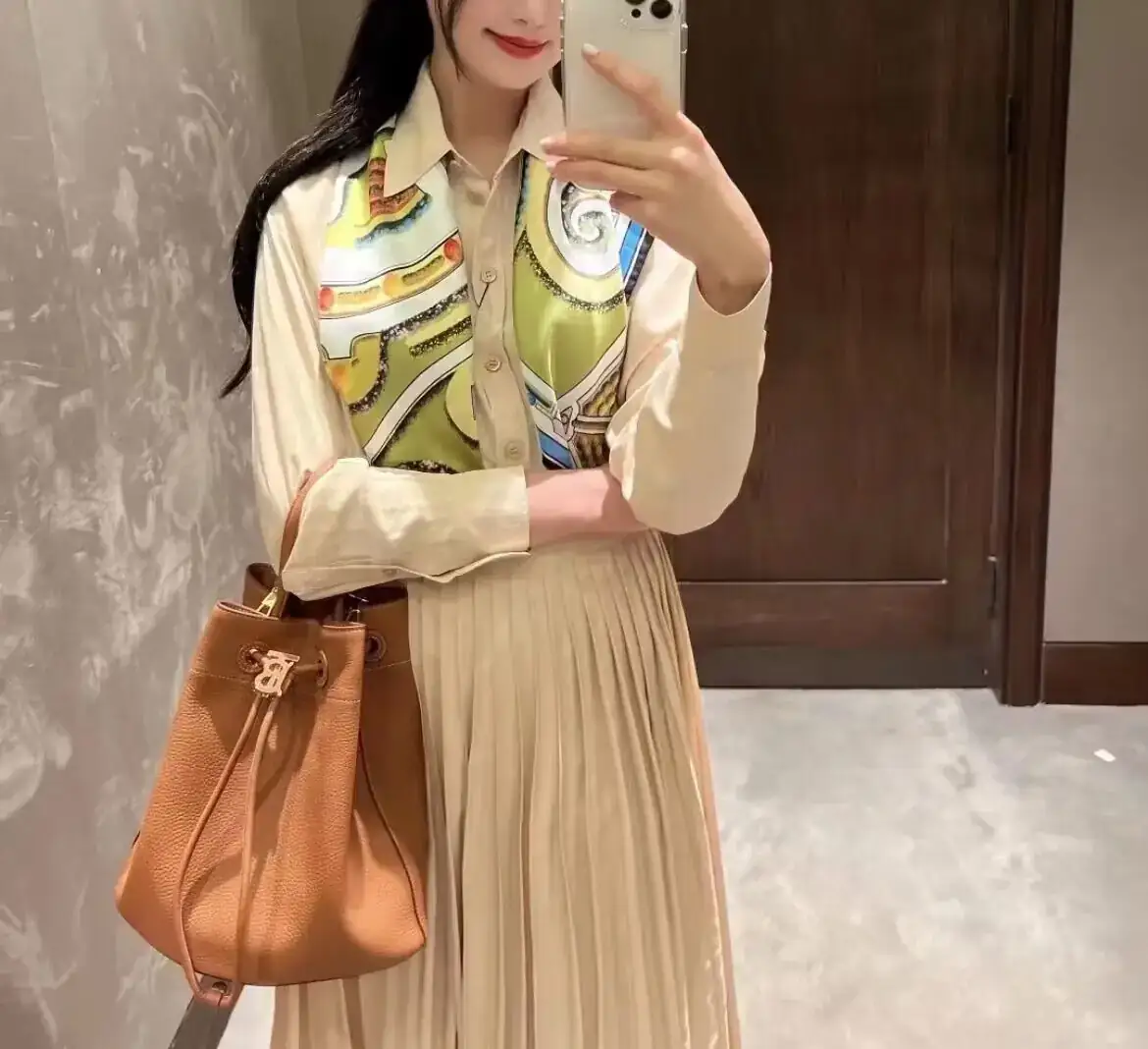 버버리 그레이니 레더 스몰 TB 버킷 백 80556921 상세 이미지