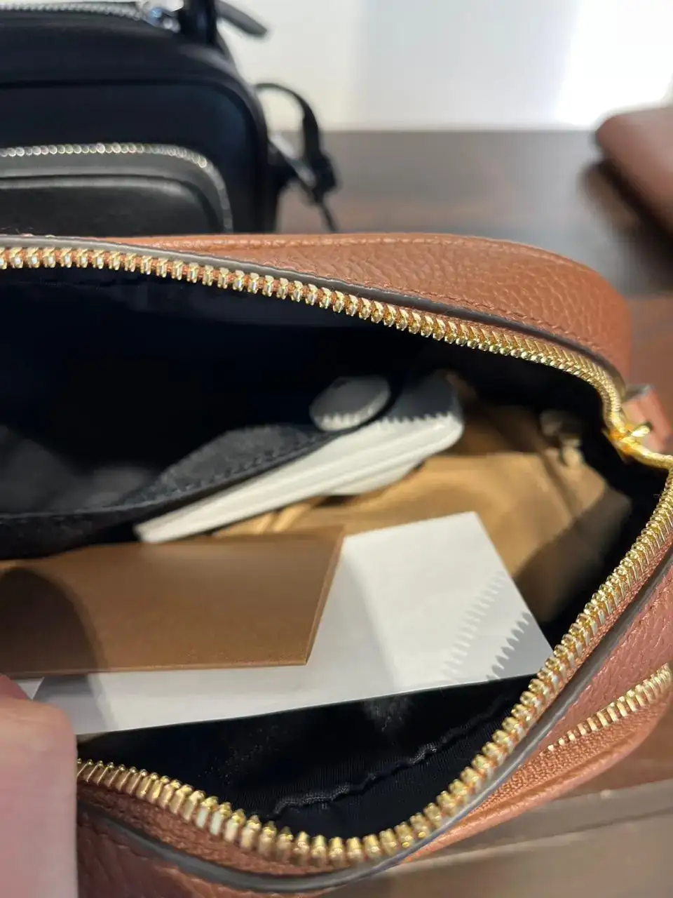 버버리 로고 레더 카메라백 스몰 2색상 80615711 상세 이미지