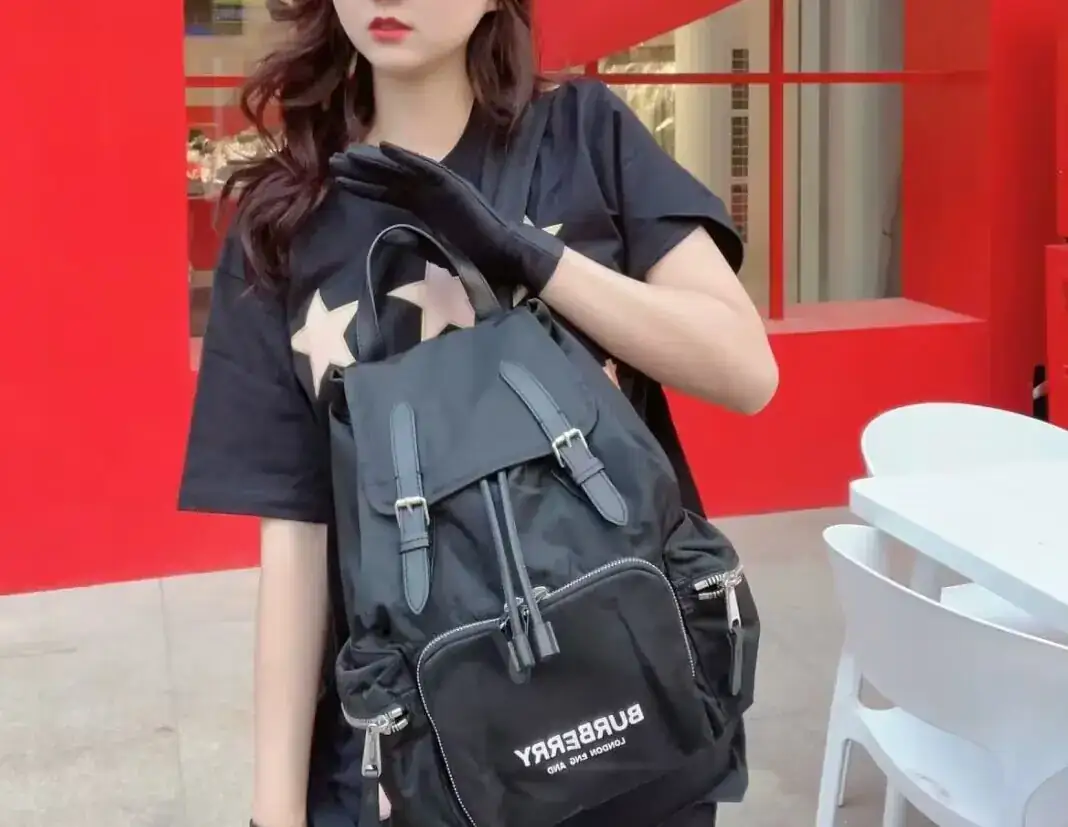 버버리 로고 프린트 미디움 럭색 백팩 80731341 상세 이미지