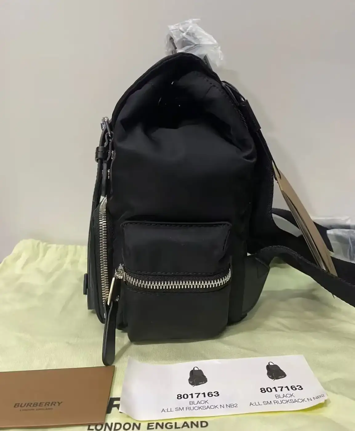 버버리 로고 프린트 미디움 럭색 백팩 80731341 상세 이미지