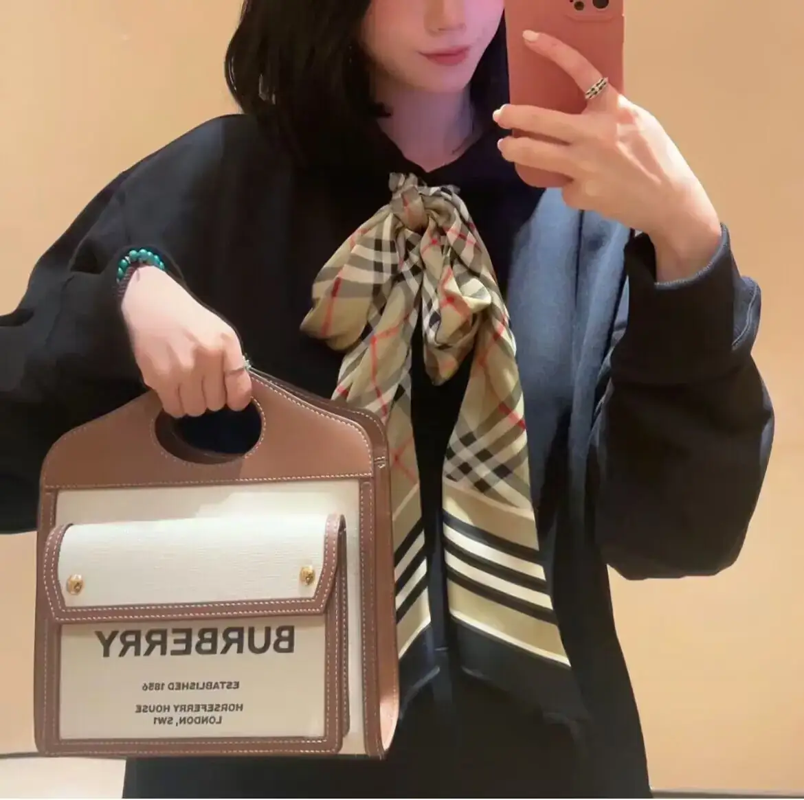 버버리 미니 투톤 캔버스 레더 포켓백 8039361 상세 이미지