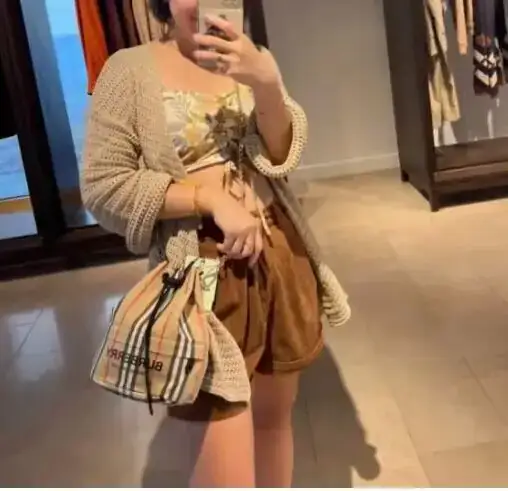 버버리 스트라이프 포이베 버킷백 8026737 상세 이미지
