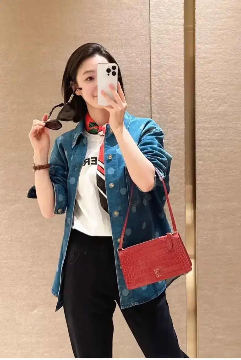 버버리 엠보싱 레더 미니 TB 숄더 파우치 80606371 상세 이미지
