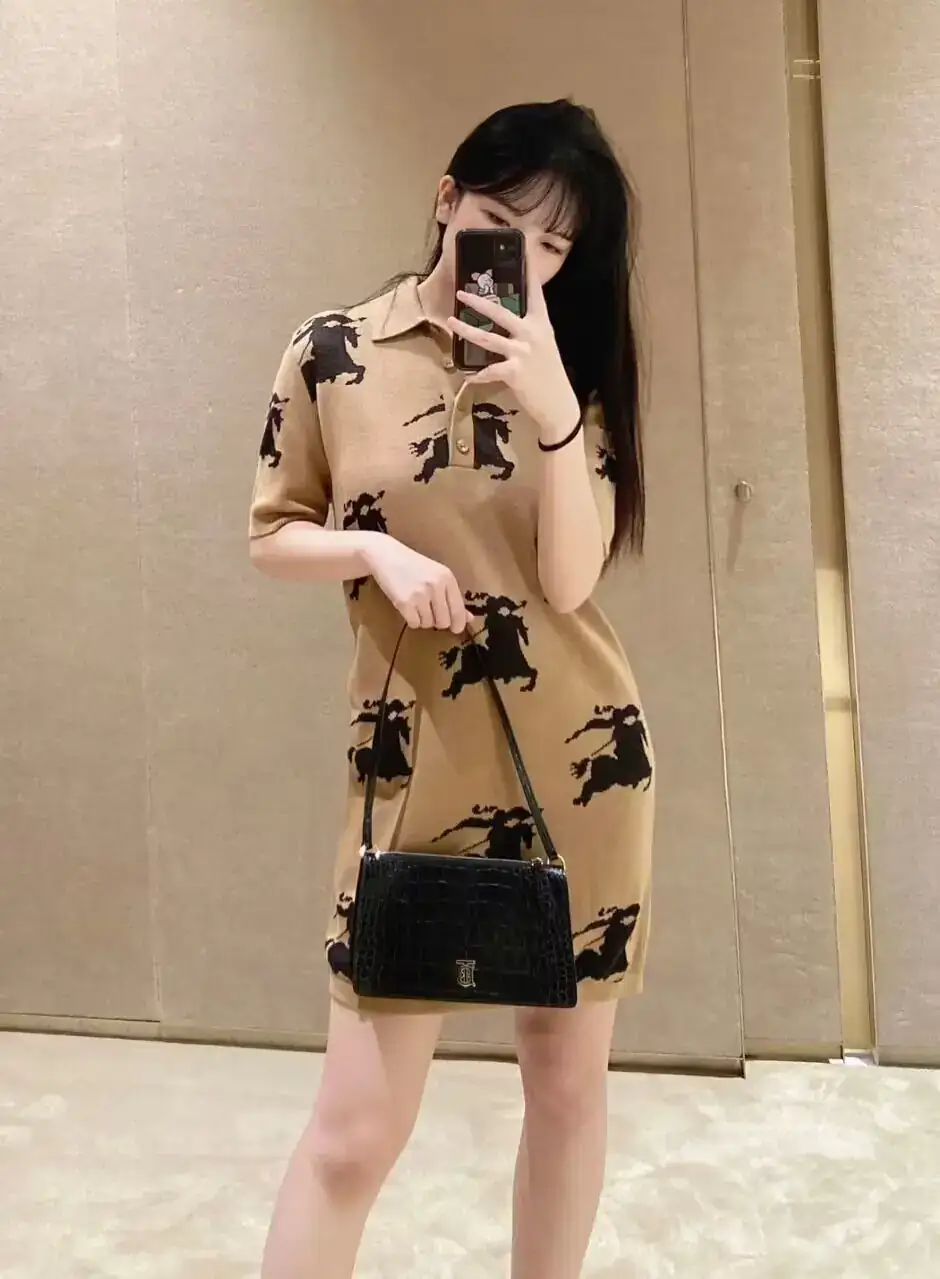 버버리 엠보싱 레더 미니 TB 숄더 파우치 80606481 상세 이미지