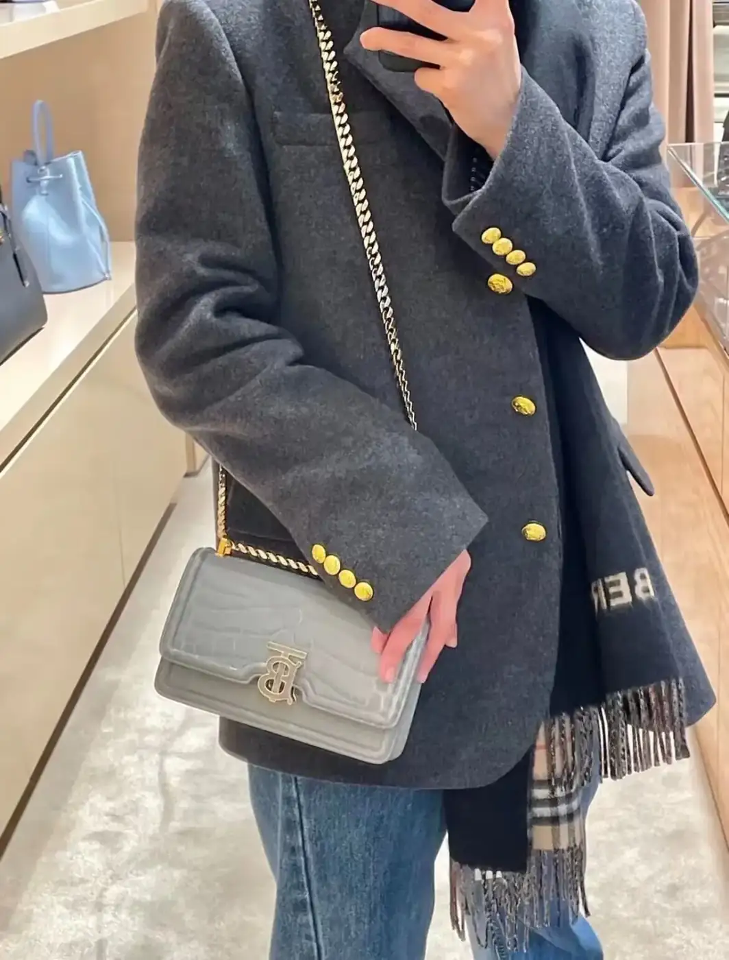 버버리 엠보싱 레더 미니 체인 TB 백 80595211 상세 이미지
