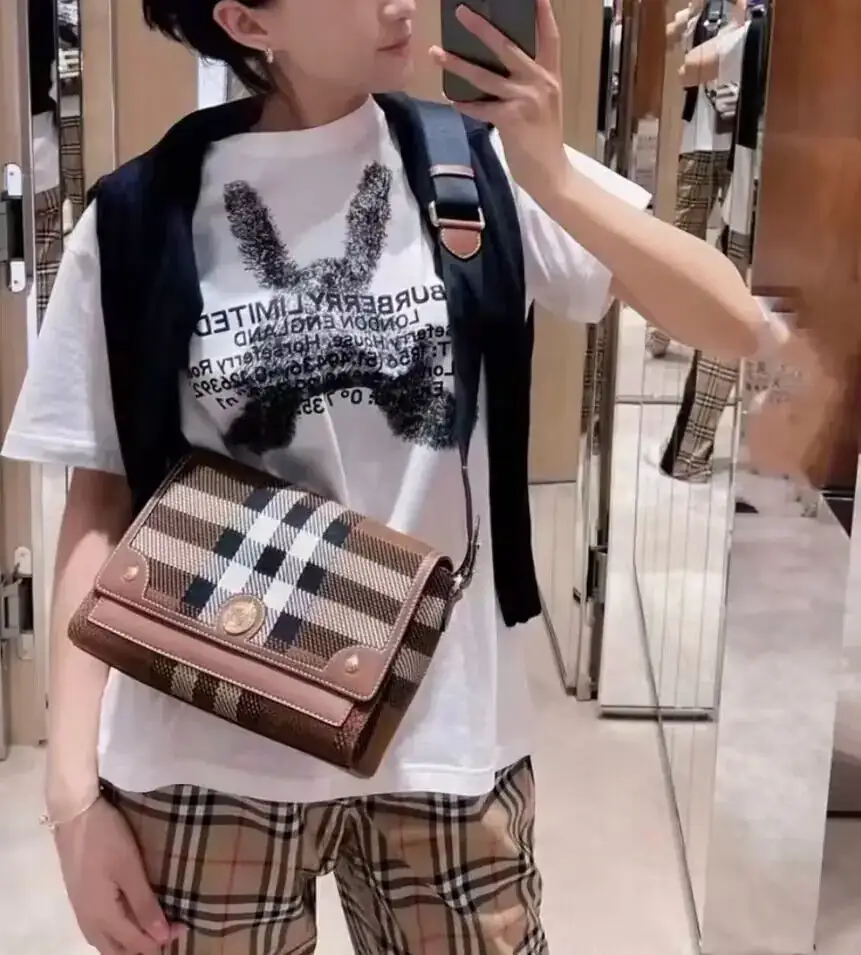 버버리 이그재저레이트 체크 레더 노트 백 80491481 상세 이미지