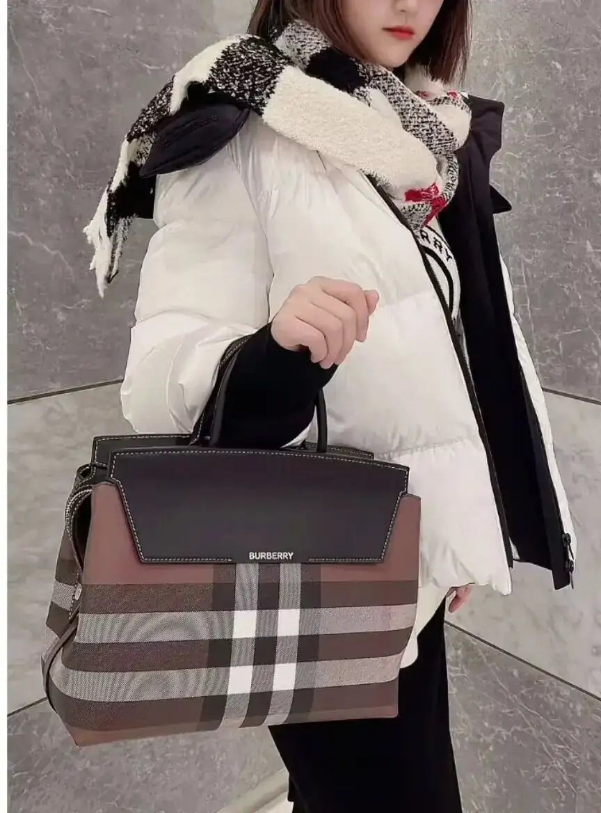 버버리 체크 레더 라지 캐서린 백 80611281 상세 이미지