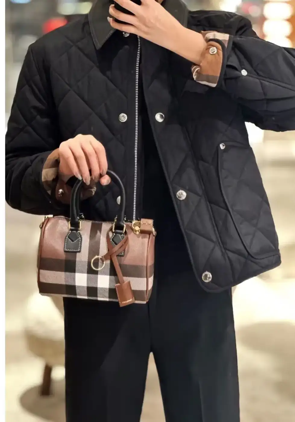버버리 체크 레더 미니 볼링 백 80534961 상세 이미지