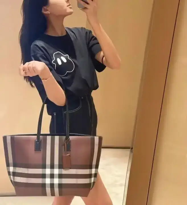 버버리 체크 레더 미디엄 토트 80525041 상세 이미지