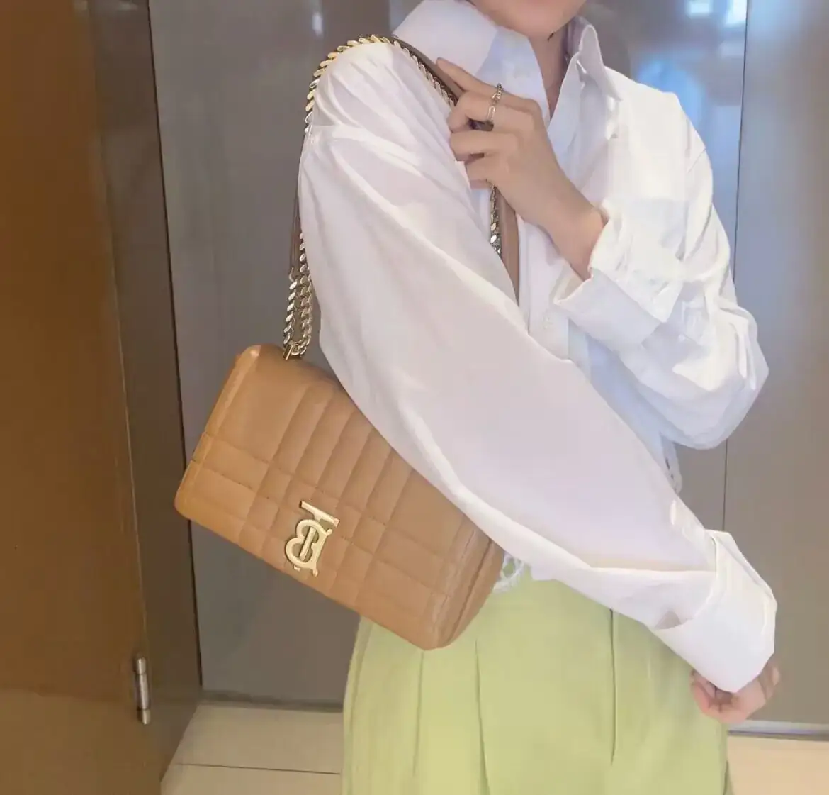 버버리 퀼팅 레더 스몰 롤라 백 80595141 상세 이미지