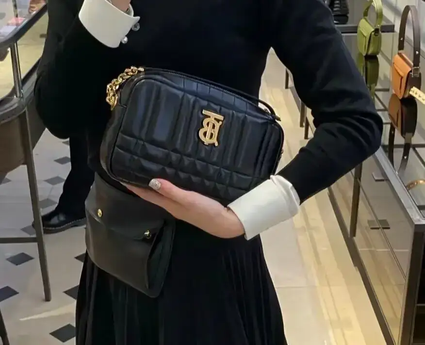 버버리 퀼팅 레더 스몰 롤라 카메라 백 80608941 상세 이미지