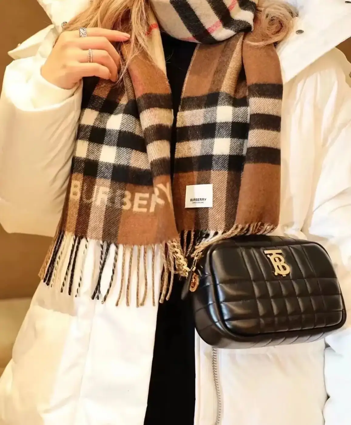 버버리 퀼팅 레더 스몰 롤라 카메라 백 80608941 상세 이미지