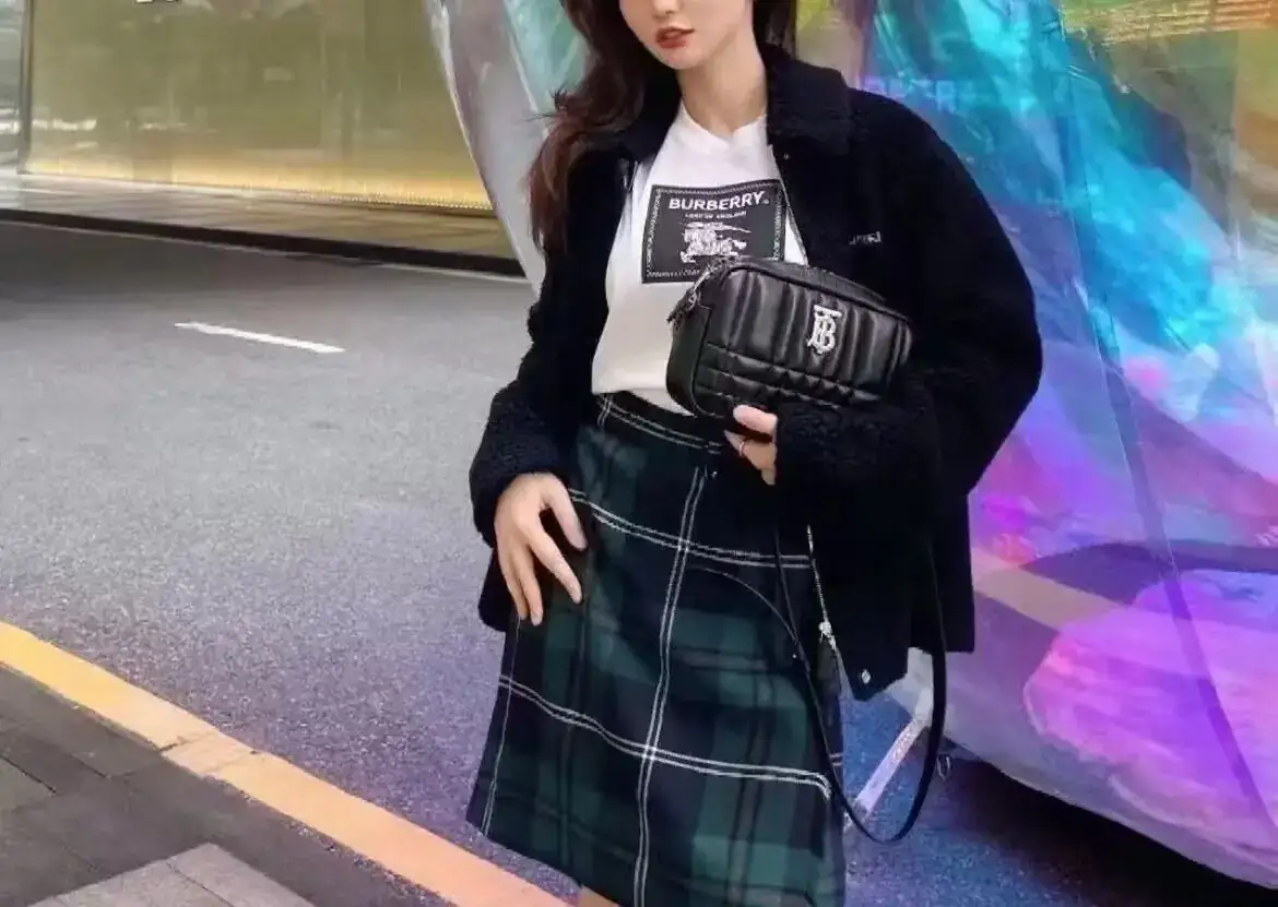 버버리 퀼팅 레더 스몰 롤라 카메라 백 80648551 상세 이미지