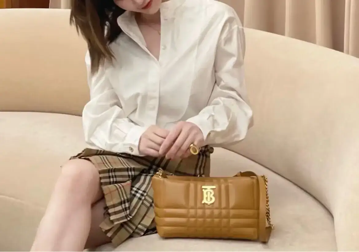 버버리 퀼팅 레더 스몰 소프트 롤라 백 80573491 상세 이미지