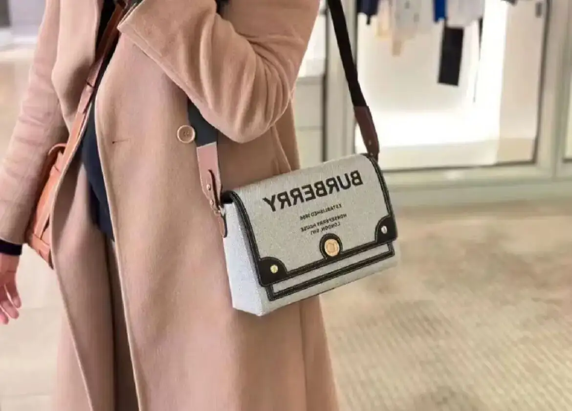 버버리 호스페리 프린트 캔버스 노트 백 80398631 상세 이미지